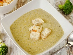 Крем супа от броколи, карфиол и синьо сирене с лук, чесън, моркови и домашни крутони - снимка на рецептата Крем супа от броколи, карфиол и синьо сирене с лук, чесън, моркови и домашни крутони - снимка на рецептата